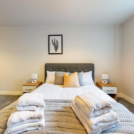 Lovely 4-Sleeper Apartment In Central Slough With Free Parking ภายนอก รูปภาพ
