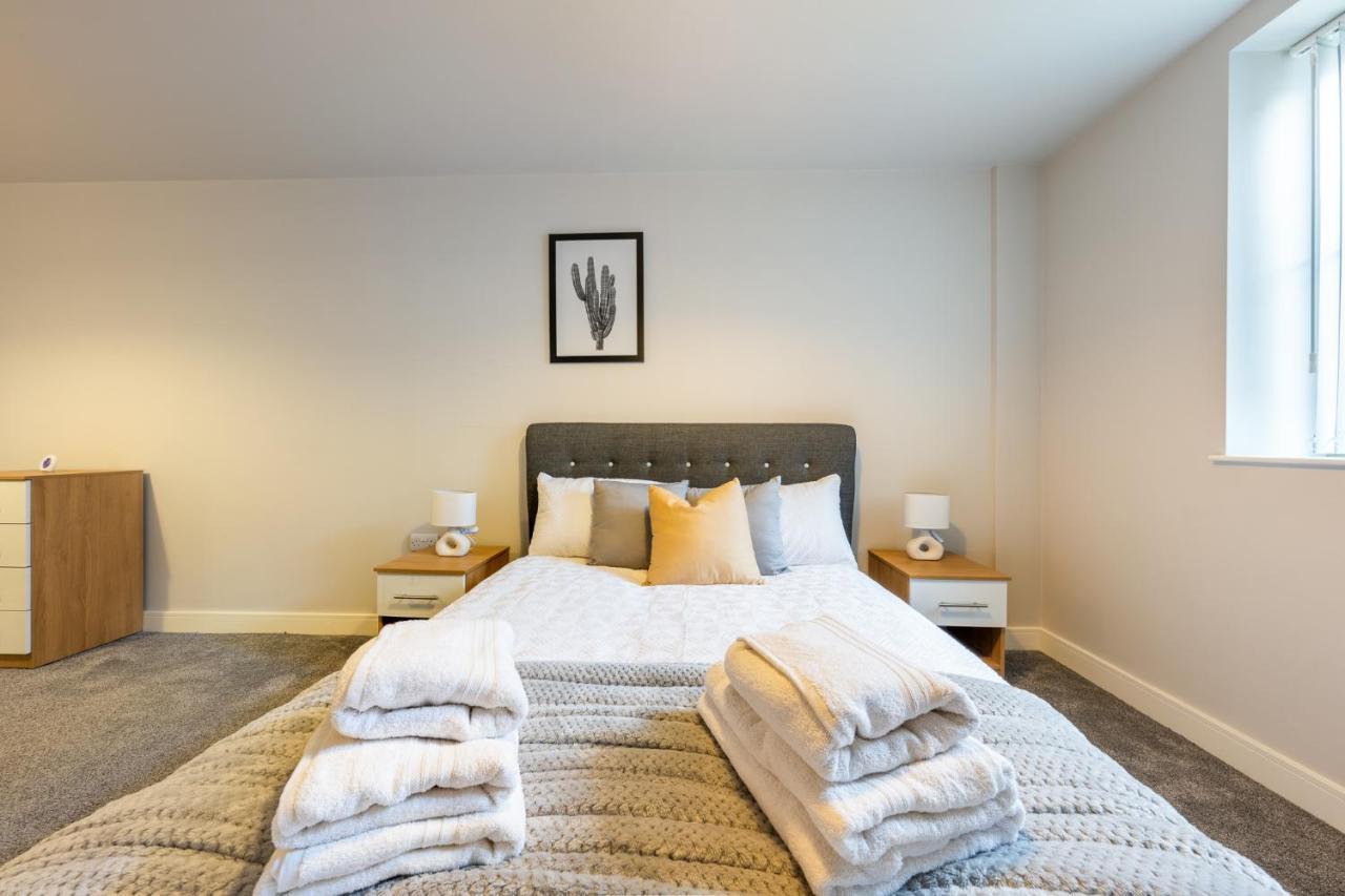 Lovely 4-Sleeper Apartment In Central Slough With Free Parking ภายนอก รูปภาพ