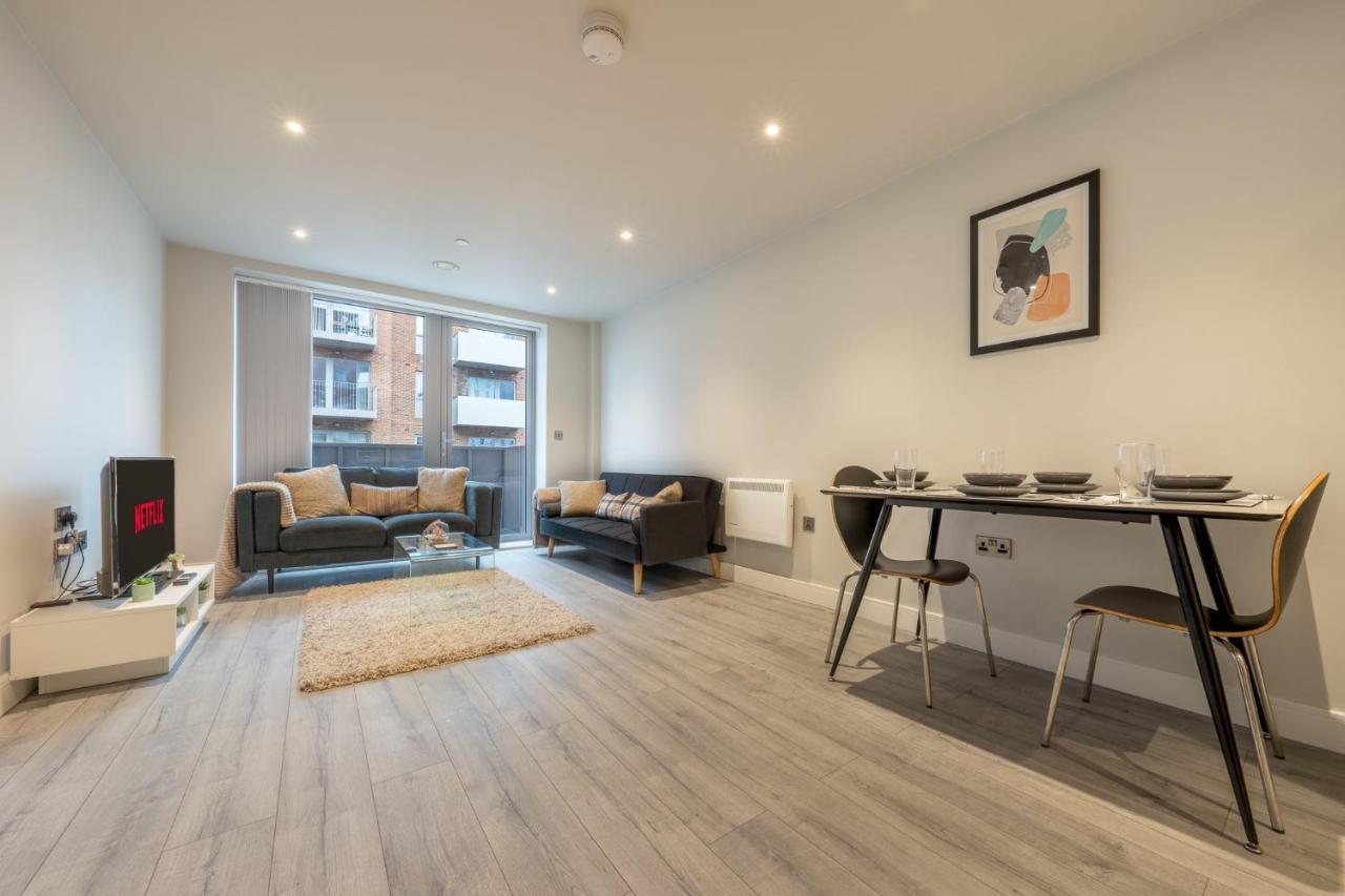 Lovely 4-Sleeper Apartment In Central Slough With Free Parking ภายนอก รูปภาพ