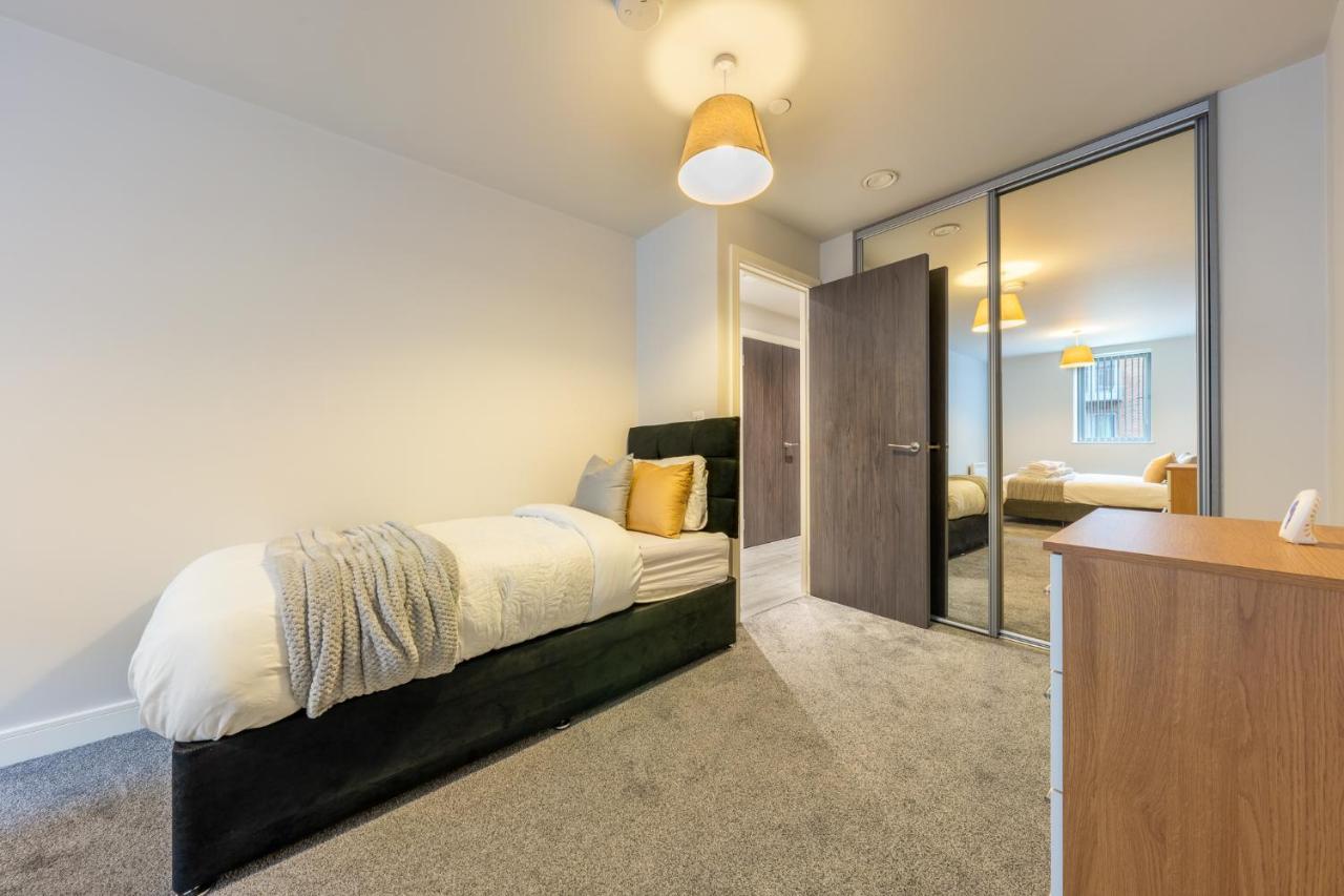Lovely 4-Sleeper Apartment In Central Slough With Free Parking ภายนอก รูปภาพ