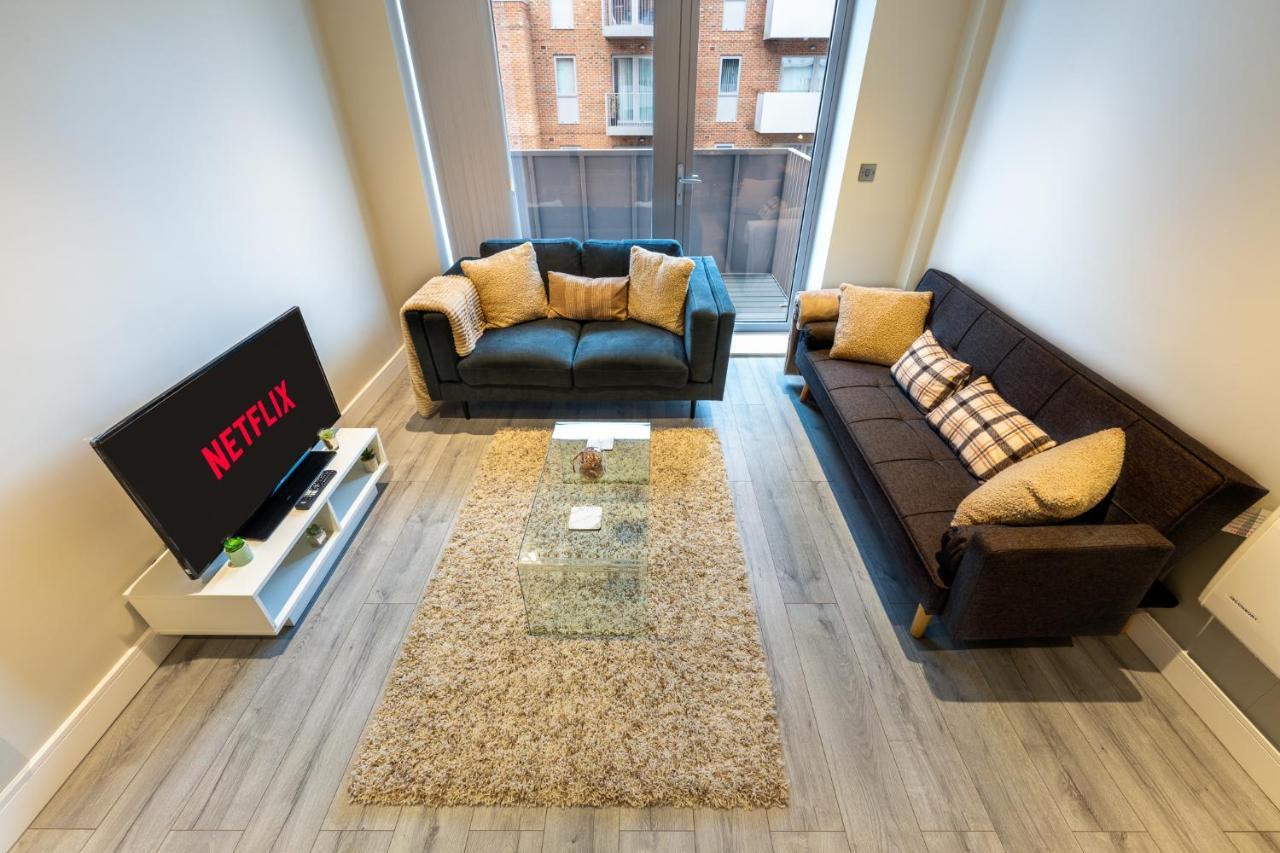 Lovely 4-Sleeper Apartment In Central Slough With Free Parking ภายนอก รูปภาพ