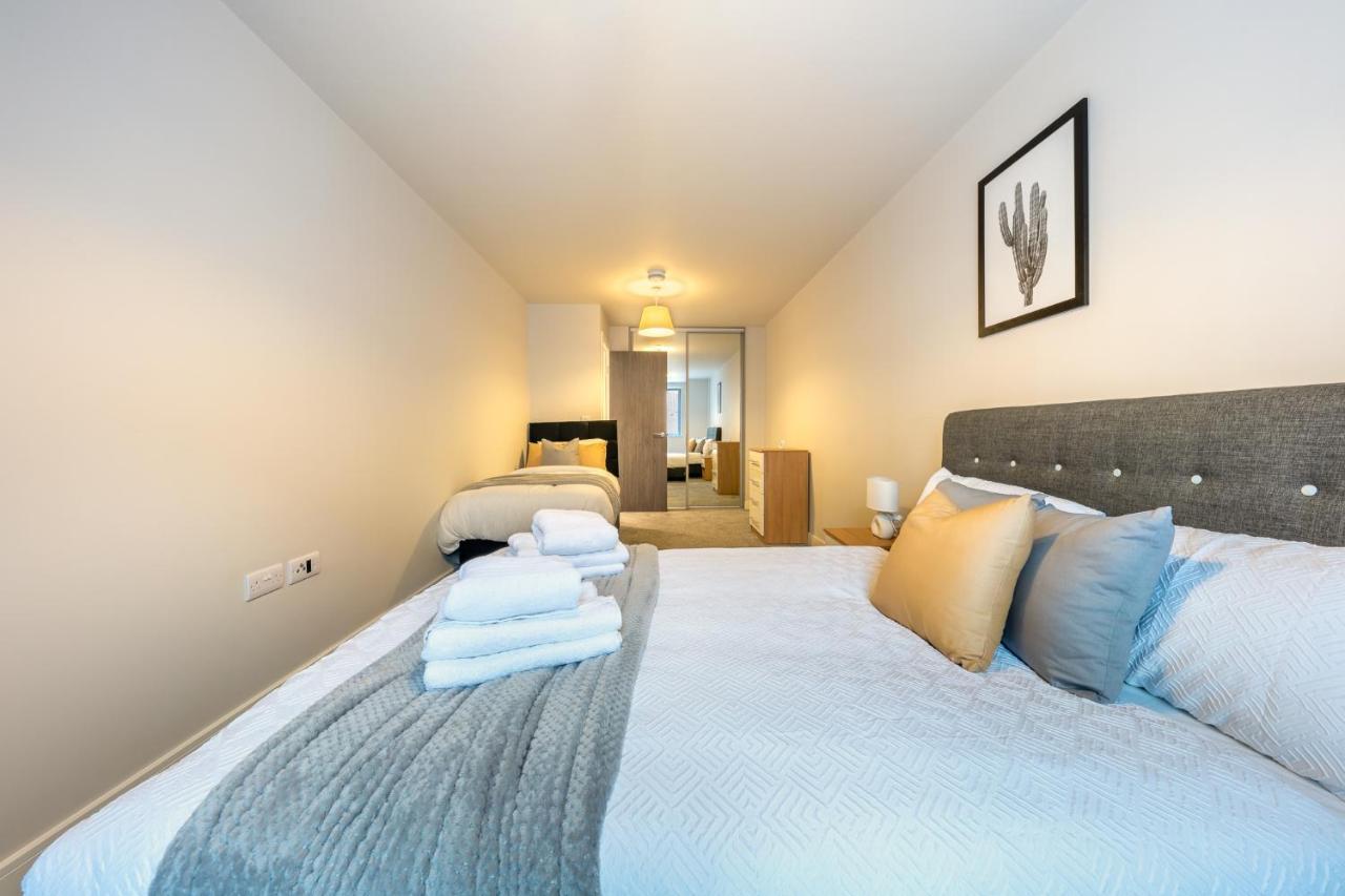 Lovely 4-Sleeper Apartment In Central Slough With Free Parking ภายนอก รูปภาพ