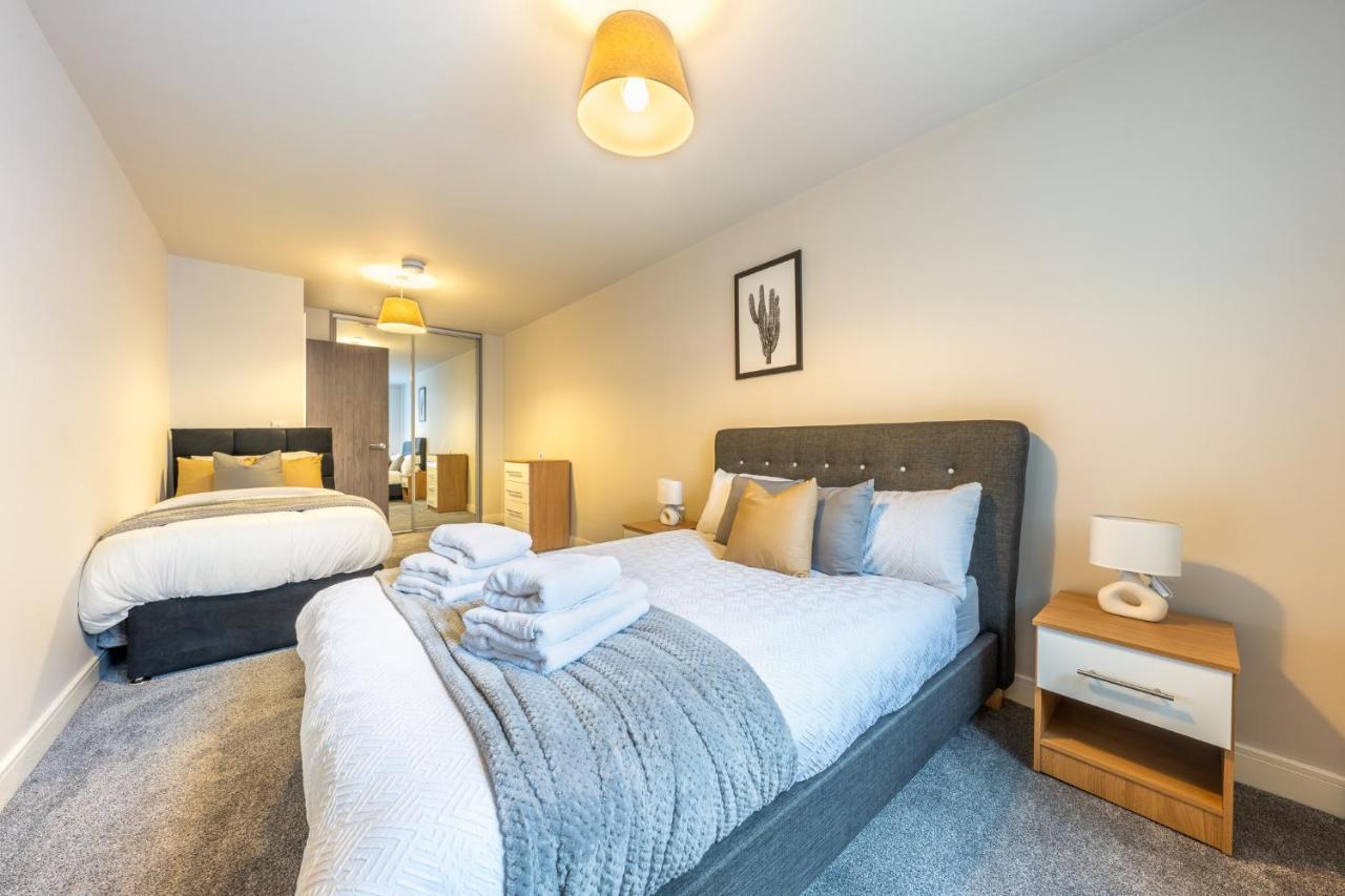 Lovely 4-Sleeper Apartment In Central Slough With Free Parking ภายนอก รูปภาพ