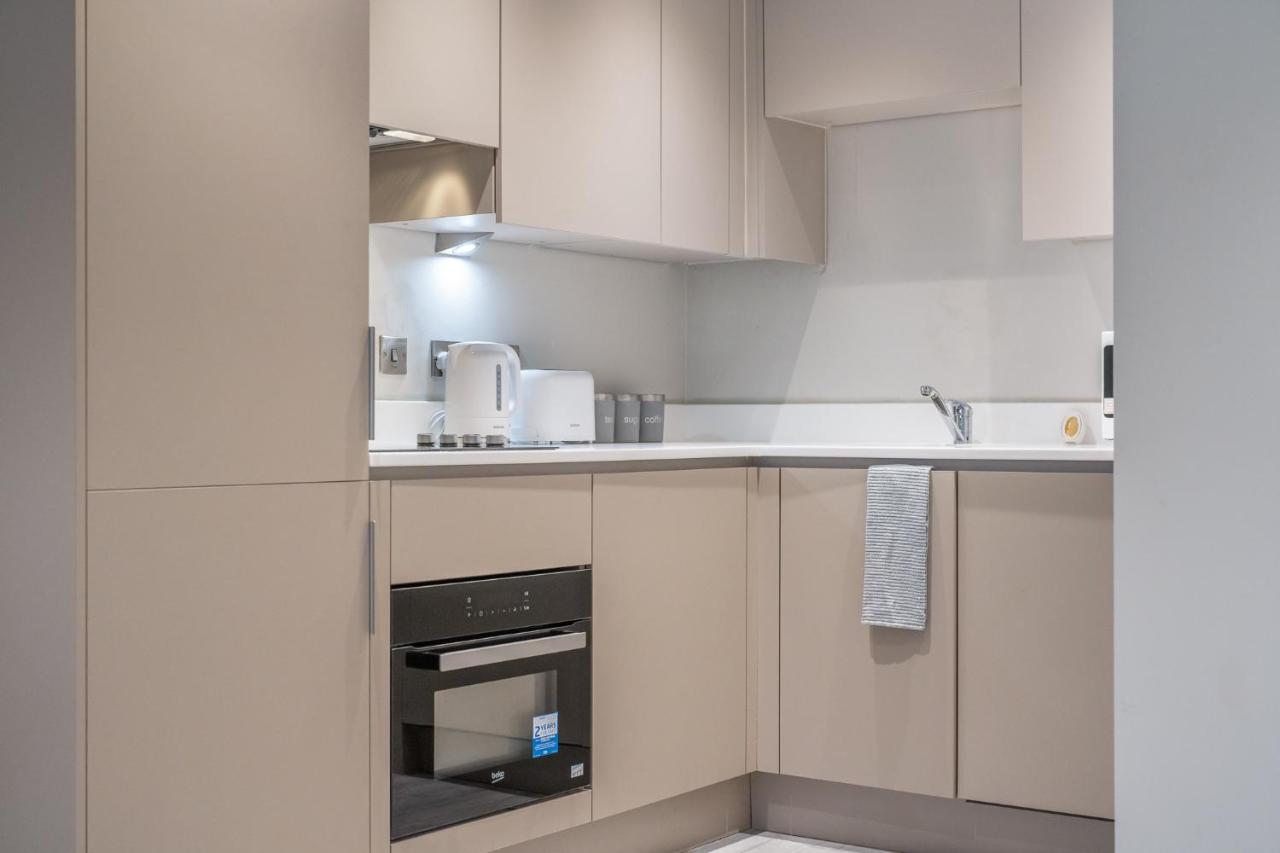 Lovely 4-Sleeper Apartment In Central Slough With Free Parking ภายนอก รูปภาพ