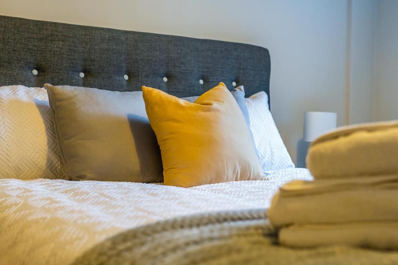 Lovely 4-Sleeper Apartment In Central Slough With Free Parking ภายนอก รูปภาพ