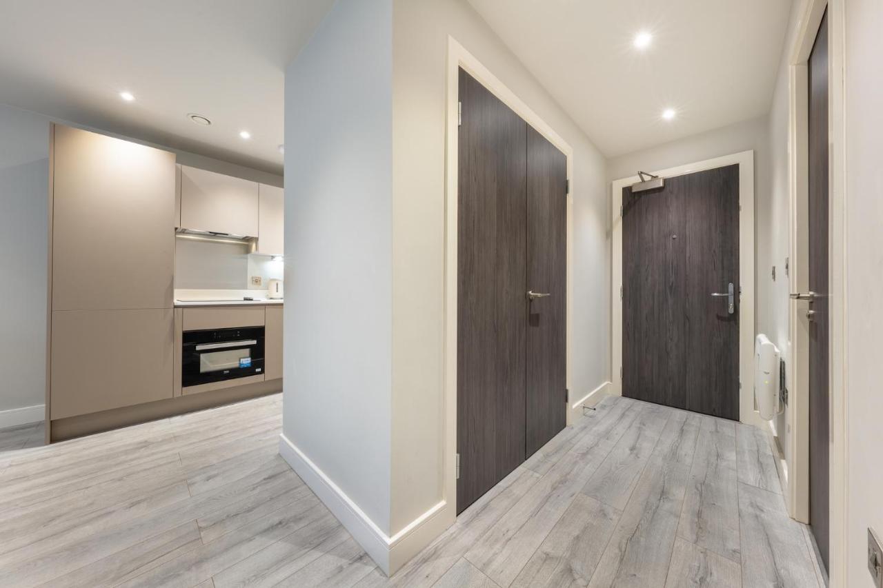 Lovely 4-Sleeper Apartment In Central Slough With Free Parking ภายนอก รูปภาพ