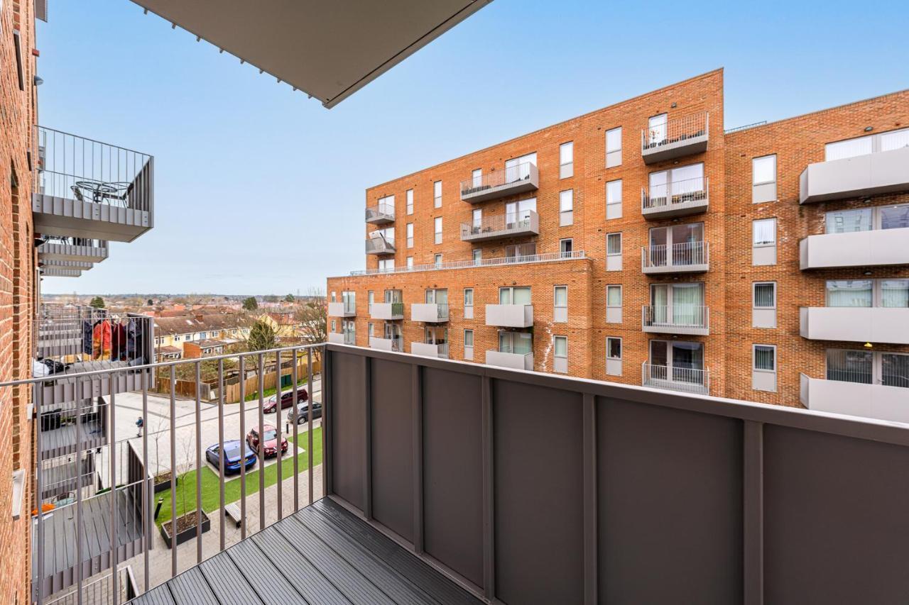 Lovely 4-Sleeper Apartment In Central Slough With Free Parking ภายนอก รูปภาพ